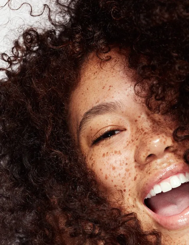 mujer con cabello afro